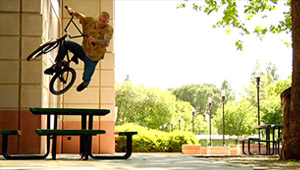 Augie Simoncini, Caleb Quanbeck, Denim Cox, Eric Lichtenberger, Gabe Brooks, Miles Rogoish und Sean Ricany gehen zu Barry White für Stranger steil.