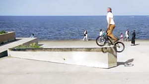 Aaron Ross weiht seinen neuen Motoross-Signaturerahmen von Sunday Bikes mit einem amtlichen NBD ein. Nennt man so etwas Fakie Fakie Uprail?