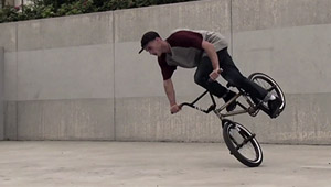 Thomas Deschenaux wurde ins Team des Pure BMX Shops aufgenommen und reizt in seinem Welcome-Edit die Grenzen dessen aus, was in Sachen Nosemanuals möglich ist.