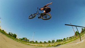 Hier ist die erste Folge einer dreiteiligen Webserie von Red Bull, die Tyler Fernengel während seines Umzugs von Michigan nach Kalifornien begleitet.