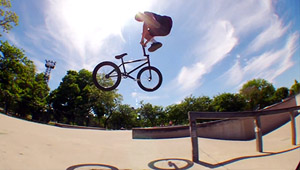 Auf dem Weg nach San Diego legt der Red-Bull-Fahrer Tyler Fernengel Zwischenstopps in Chicago und Denver ein, um dort diverse Skateparks zu zerlegen.