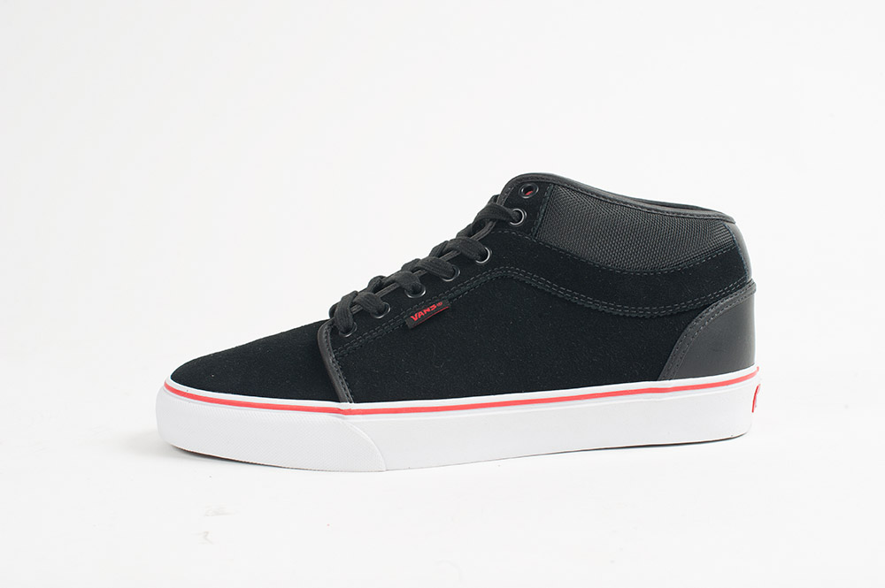 Der Cult X Vans Chukka Midtop hat eine Vans Pro Vulc Konstruktion und bietet dadurch beste Strapazierfähigkeit. Das UltraCush HD Fußbett garantiert eine verbesserte Stoßfestigkeit. Das Obermaterial besteht aus Veloursleder, gewobenem ballistischem Nylon und strapazierfähigem Leder. In die Lasche ist ein CULT-Logo eingewebt.