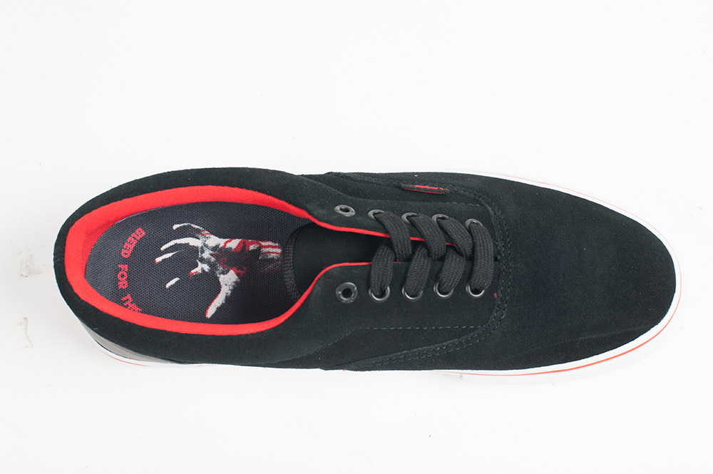 Die Fußbetten sind der rote Faden der Cult X Vans Kollektion, da sie alle die „bleed for this“ Grafik zeigen.