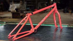 Pete Sawyer klärt uns in diesem Video über seine wethepeople Sterling Signatureprodukte auf und ein paar Fahrclips gibt es natürlich auch zu sehen.