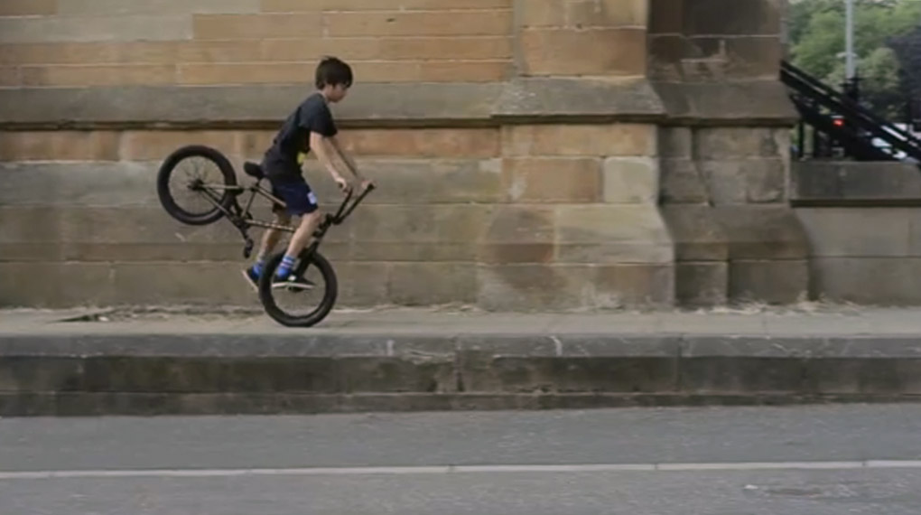 Guy Scroggie ist zwar noch zu klein für ein 20"-Rad, geht aber trotzdem schon ab wie ein Großer. Check das Video des 13jährigen Nachwuchsrippers aus Glasgow.