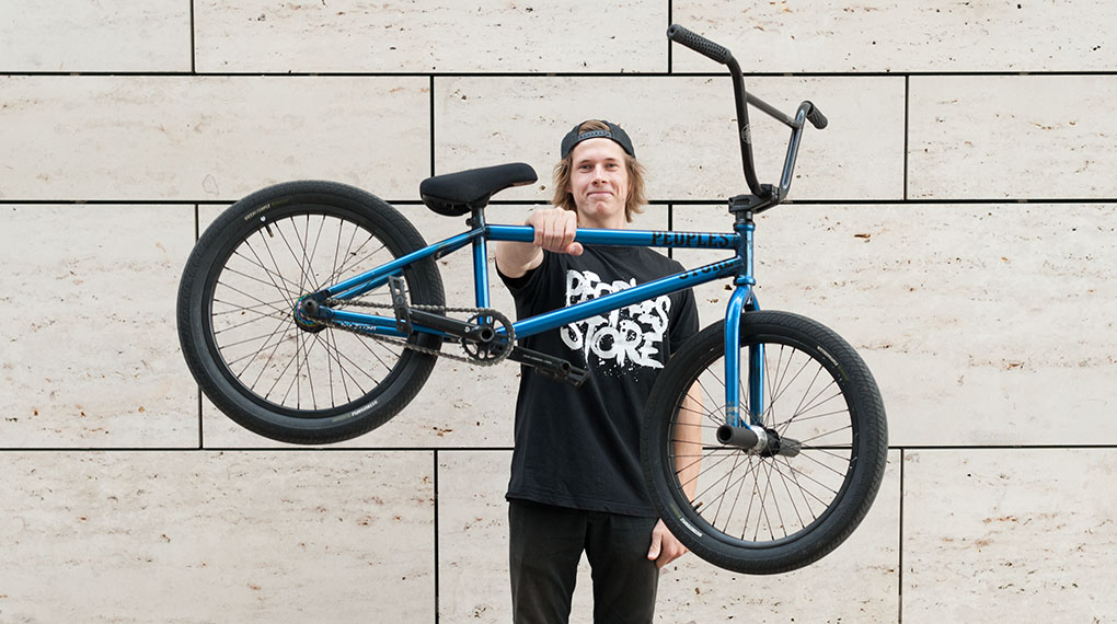 Niklas Beyer ist frisch auf wethepeople. Für diesen Bikecheck haben wir uns das fahrbare Grindstudio des neuen Rekruten einmal genauer angeguckt. Klick, yo!
