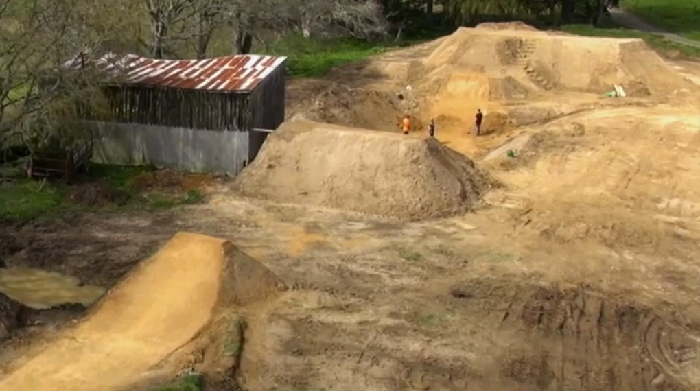 In der ersten Folge von Red Bull Dirt Dogs besuchen wir die Baustelle für die vielleicht größten Dirtjumps aller Zeiten in Jed Mildons Garten in Neuseeland.