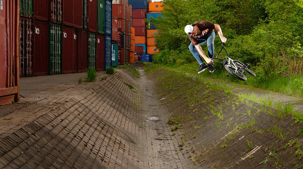 Passend zu seinem Interview in freedombmx 119 gibt es nun dieses Video von Tim Güntner, der dafür einige Streetmissionen in Hamburg abgehakt hat.