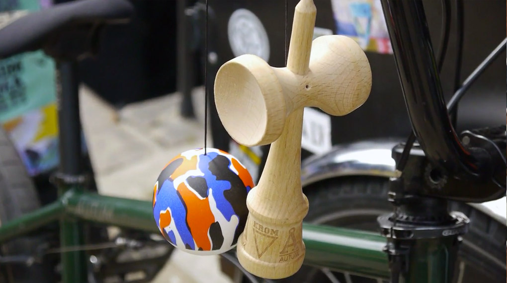 Die Jungs von Autum Bicycles bringne in Kooperation mit Krom jetzt Kendamas auf den Markt. Was man damit anstellen kann, erfährst du in diesem Video.