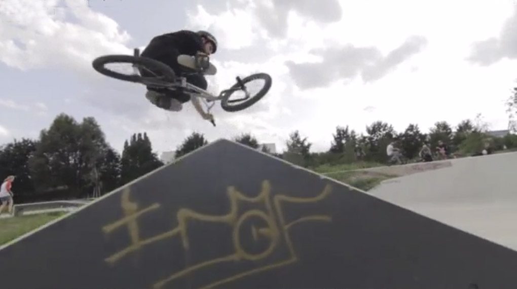 Benedikt Bagger hat sich für diesen Cama-Quickie ausnahmsweise mal kurz gefasst. 1:21 min stehen am Ende dieses Edits auf der Uhr. Perfekte Videosnacklänge.