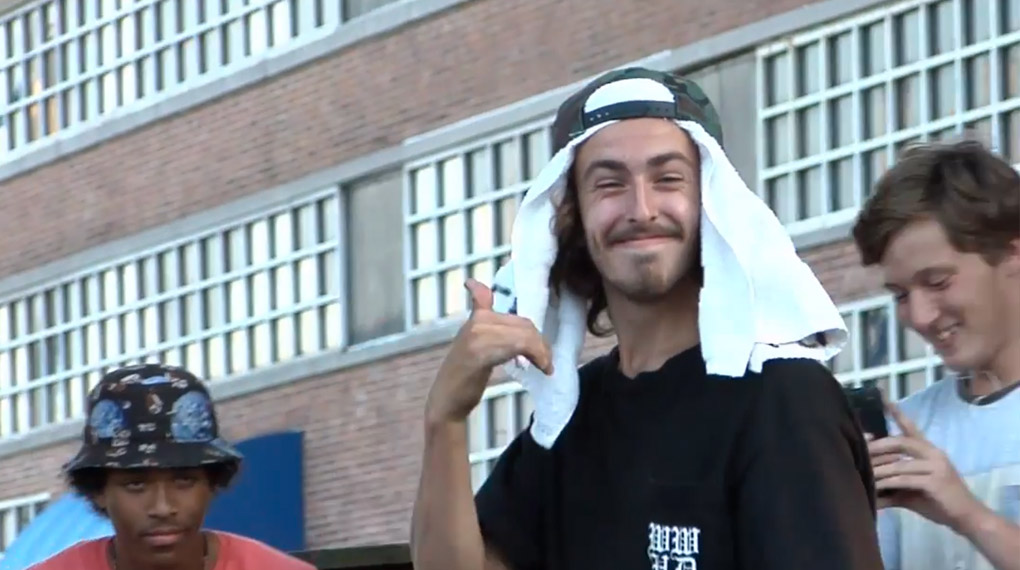 Brandon Begin feiert seine Beförderung ins Pro-Team von Merritt mit einem Feuerwerk der Grindkunst und bekommt für den Ender ein Küsschen.