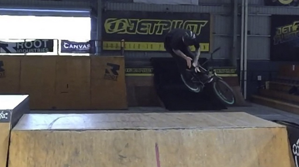 Truck to Nosemanual to 360?! Chance Brejnakowski hat definitiv seine Hausaufgaben gemacht. Hier ist der Videobeweis aus dem GC Compound Skatepark.