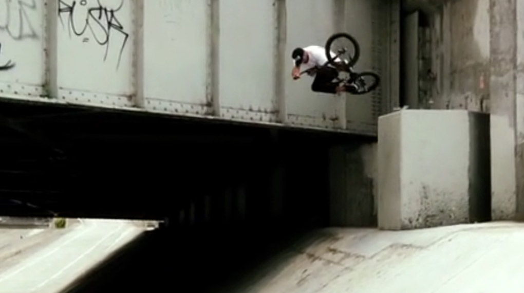 Dak Roche erteilt in diesem Promovideo für seinen Cultifornia-Signaturerahmen von Cult Lehrstunden in Wallride- und Grindkunde. Und wie er dabei übertreibt!