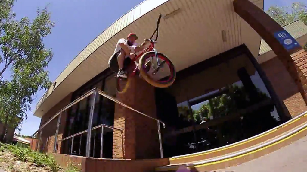 Beidseitige Grindkunst trifft auf dicke Railhops: Daniel Johnson hat für seinen Part auf der 