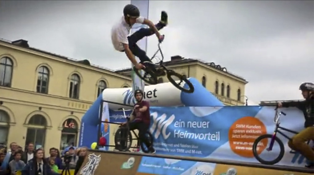 Hier ist das Video vom fünfjährigen Jubiläum des EX&Hop Spinecontests in München mit Daniel Juchatz ,Stefan Pauli, Benni Petsch, Stefan Götz und Andi Wohnig.