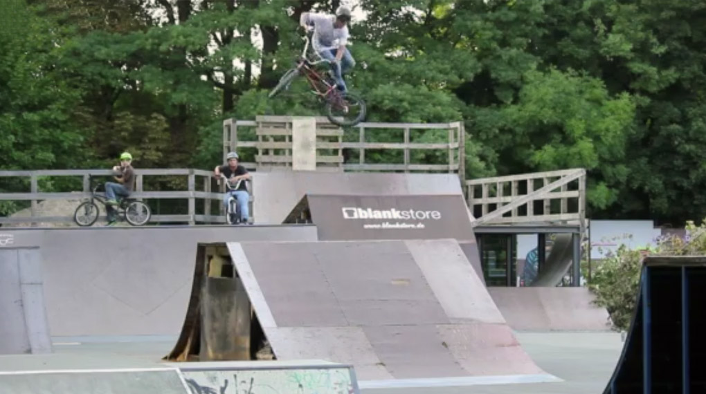 Obwohl Fabian Sobecki in Gotha wohnt, hat er den Skatepark Saalfeld wie ein Local im Griff. Der blankstore liefert den Videobeweis für diese Behauptung.