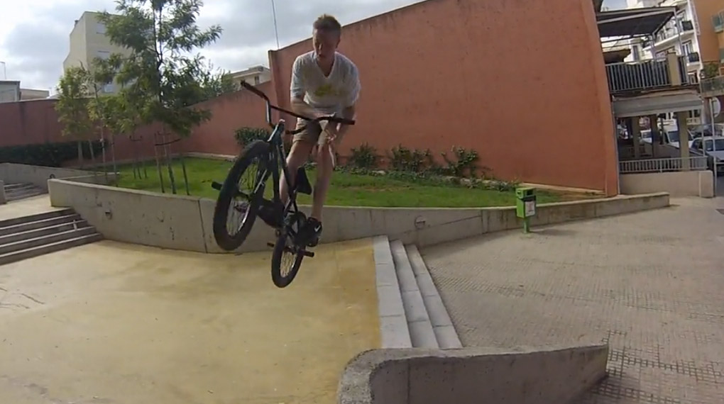 Felix Prangenberg hat selbst im Familienurlaub sein BMX dabei. Hier sind ein paar Clips, die er während der Sommerferien auf Palma de Mallorca gefilmt hat.