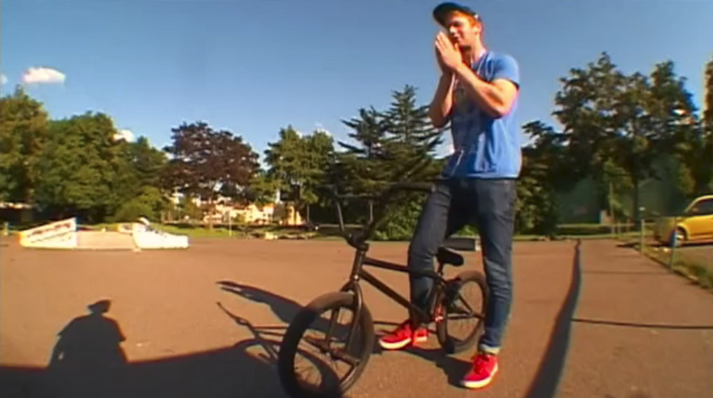 Da sein Hinterrad mal wieder kaputt war, hat Leon Berthold aus der Not eine Tugend gemacht, ein altes Vorderrad eingebaut und diesen Chainless Edit gefilmt.