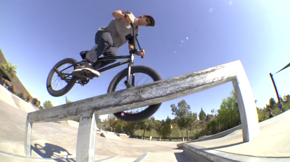 Garrett Reynolds zerstört in diesem Video trotz Temperaturen von fast 40 Grad einen Skatepark in San Diego. Und das ist nicht im übertragenen Sinne gemeint.