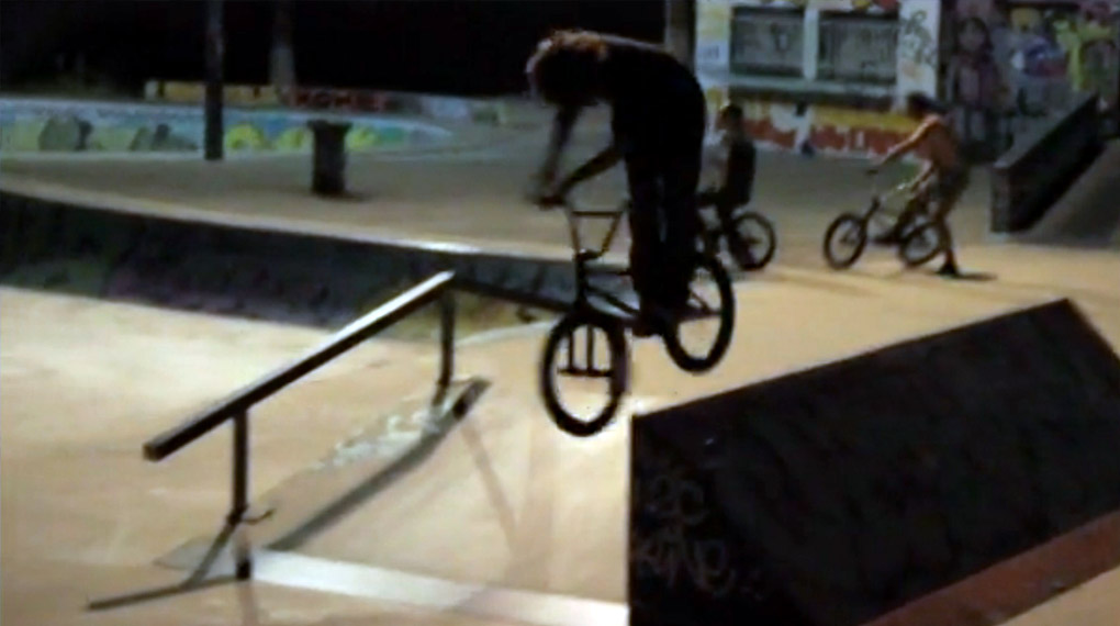 Anthony Perrin, Tom Deville und Maxime Terrasson bitten zu einem heißen Tanz auf ihren Grindachsen im Grammont Skatepark vor den Toren von Montpellier.