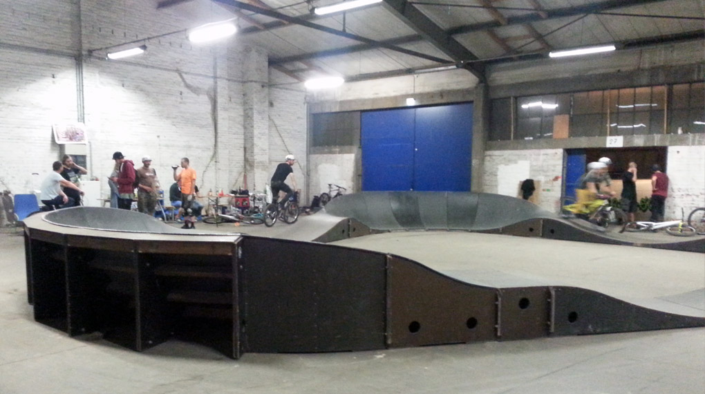Dank des Indoor-Pumptracks in der Skareco Skatehall wird die Hamburger BMX-Szene sicherlich eine ganze Ecke besser gelaunt durch die Wintermonate kommen.