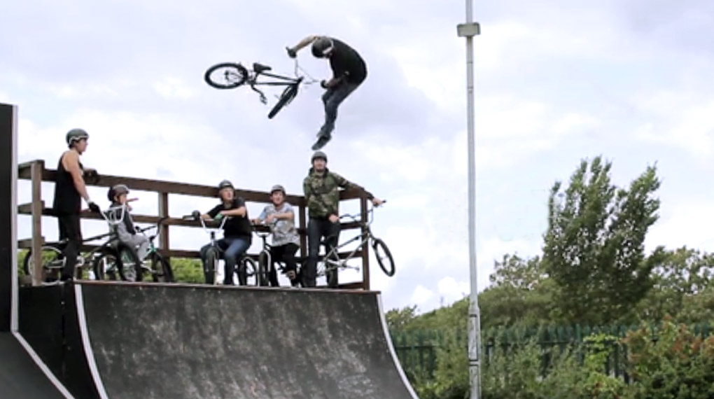 Egal ob Footjam to Barspin oder 540 Flair – Jack Watts macht in diesem Video kurzen Prozess mit dem altehrwürdigen Southsea Skatepark in England.