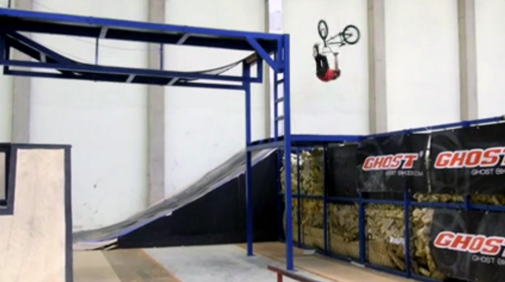 70sekündige Stuntshow inklusive Double Backflip.