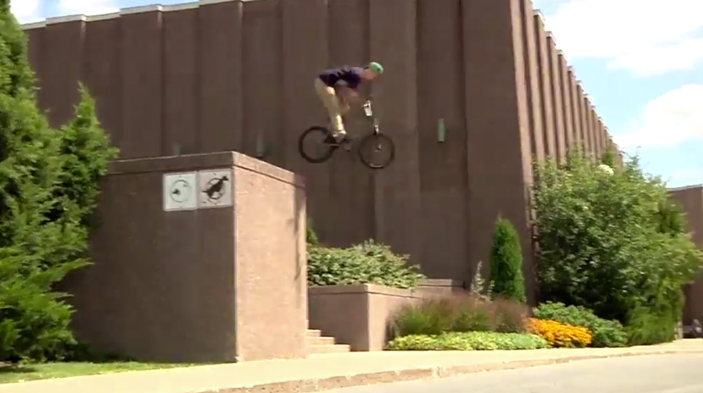 Justin Hughes macht in seinem Welcome-Edit für wethepeople ziemlich deutlich, wo der Frosch die Locken hat. Allein der erste Nollie Barspin … zu krass!