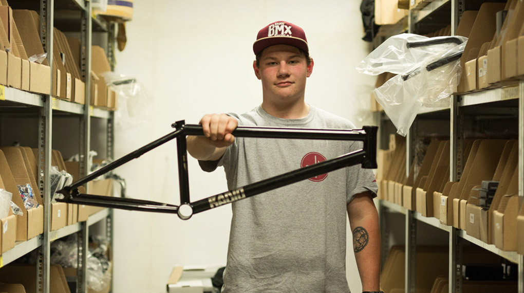 Rauschen im Sponsorenwald: Leon Hoppe ist auf Radio Bikes, fährt aber auch weiterhin für Dirty Steel. Hier erfährst du mehr über die ungewöhnliche Situation.