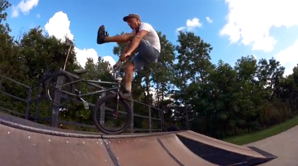 Die Suche nach dem gestörtesten Liptrick geht weiter: Ben Lorson, Ryan Long, Spinge und Brant Moore von den Lip Lords legen mit diesem Video gut einen vor.