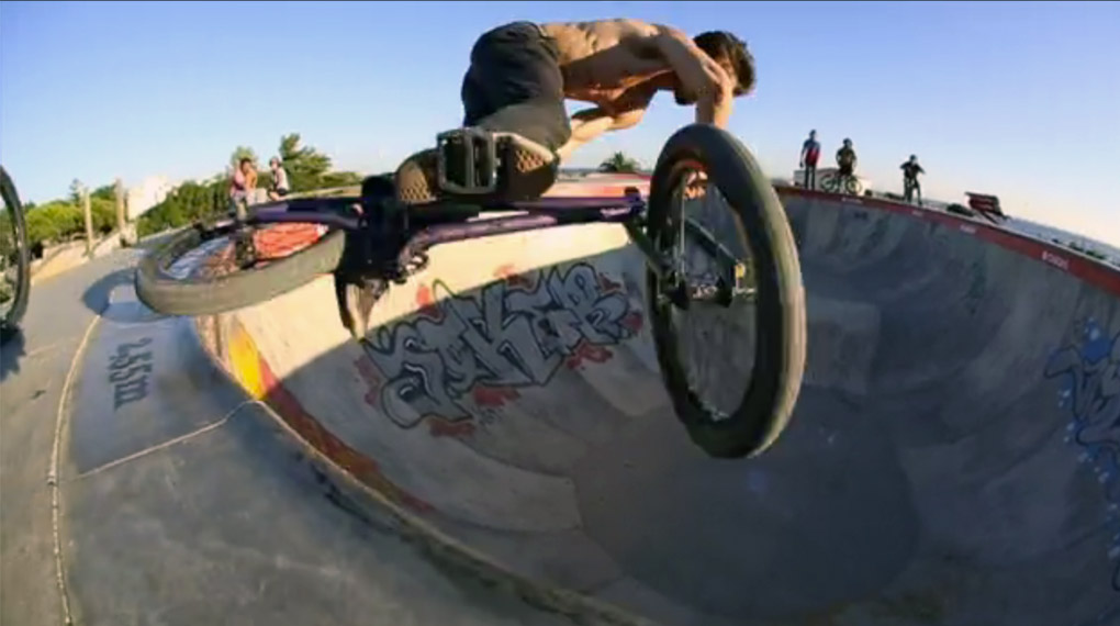 Lissabon scheint randvoll mit tollen Streetspots und Skateparks zu sein. Die Brown Town Crew führt in diesem Video durch das vielfältige Angebot der Stadt.