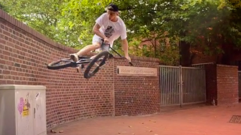 Bei Nosedive Clothing kann man stolz auf Michael Hanfler sein, denn der junge Mann besitzt nicht nur Radkontrolle, sondern ist auch überaus stilsicher.