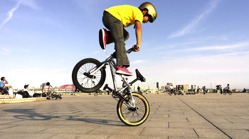 Minato Sato aus Japan ist zwar erst acht Jahre alt, fährt aber schon wie ein großer. Check das Video von seinem Double Decade auf einem 16