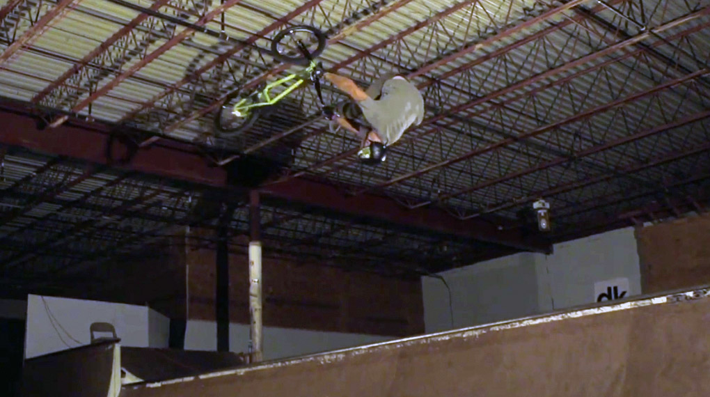 Interessenten bitte vortreten! Auf der Suche nach einem neuen Sponsor hat Nick Bruce dieses einminütige Video voller Banger gefilmt.