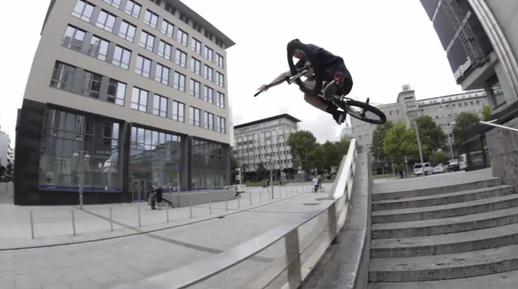 Pete Sawyer hat seinen Welcome-Edit für kunstform?! auf den Straßen von Stuttgart gefilmt. Und die hatten gegen den britischen Wirbelwind keine Chance!