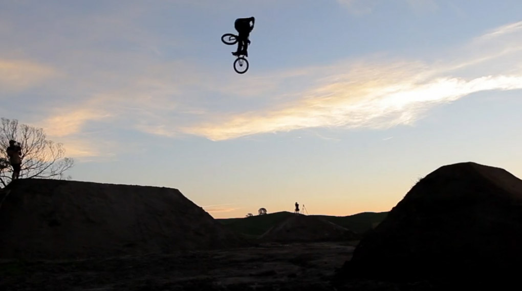 Jed Mildon hat für Red Bull Dirt Dogs die vielleicht größten Dirtjumps aller Zeiten gebaut. Hier ist der Trailer dieses total durchgeknallten Projekts.