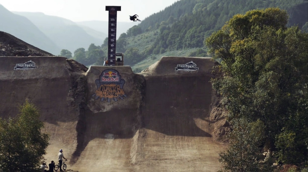 Die Starter beim Red Bull Quarter Master 2014 traten auf der größten Dirtquarter aller Zeiten gegeneinander an. Hier sind die Highlights aus Wales.