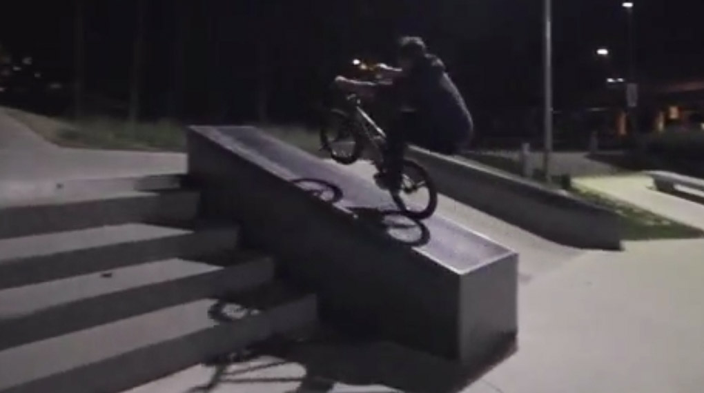 Benedikt Bagger, Christian Wendt und Roman Gebel haben den Skatepark Ludwigsfelde besucht. Hier ist das Video von ihrer nächtlichen Flutlichtparty.