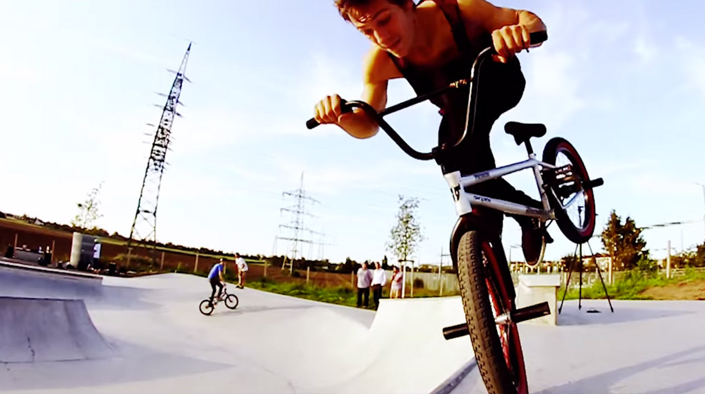 Robin Kachfi hat im Skatepark Mannheim-Schönau bei Flutlicht in seinen 18. Geburtstag reingefeiert. Hier ist das Video von einer gelungenen Party.
