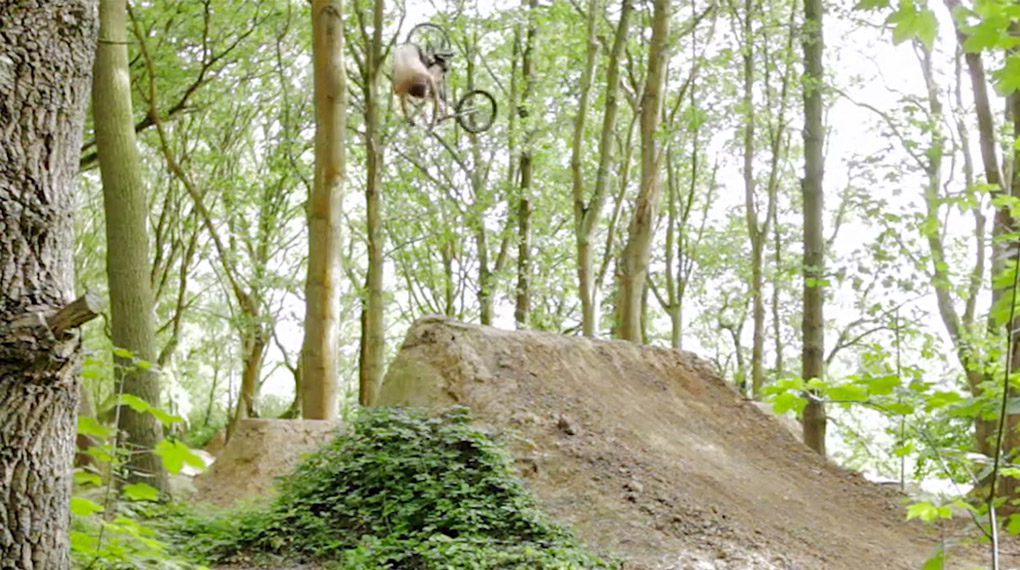 WOW! Trotz denkbar schlechtem Wetter während ihres UK-Trips haben Gary Young, Mark Burnett, Danny Stenzl und Chris Childs ein hammermäßiges Video gefilmt.