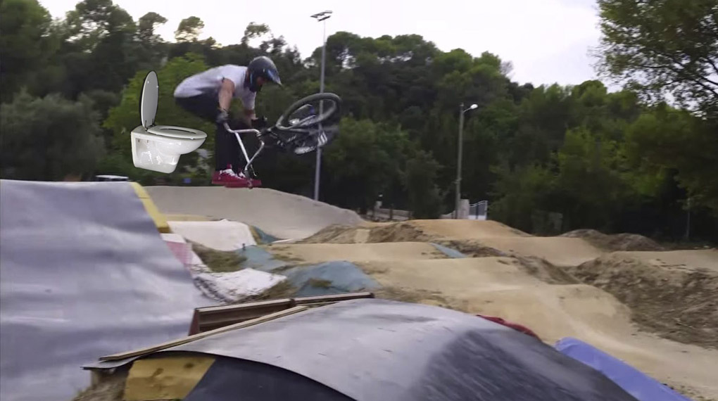 Barflip Bikeflip?!? Timothé Bringer zeigt im Collerider Bike Park eine Trickweltpremiere, die wir trotz eingehender Analyse nicht entschlüsseln konnten.