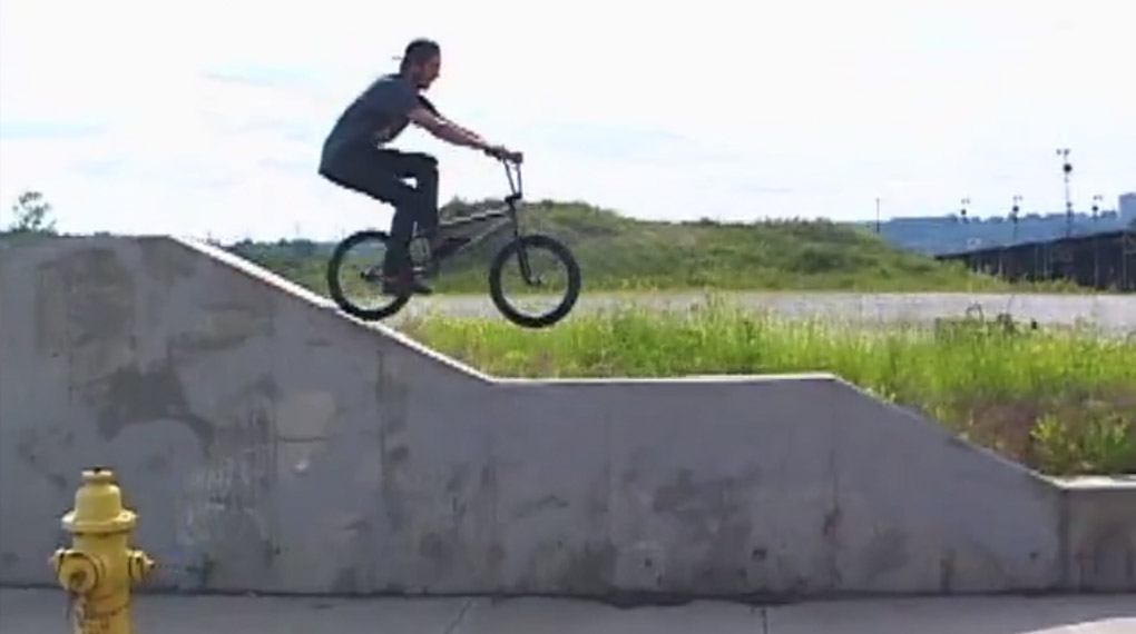 Wer etwas mit schnörkellosem Streetfahren an entspannten Spots anfangen kann, sollte sich Troy Tunney in 