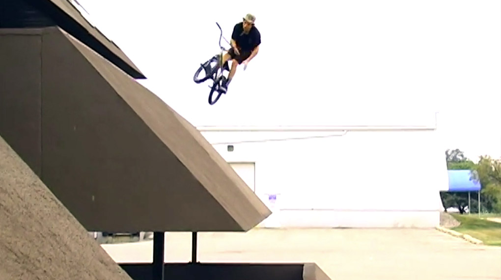 Teewasser aufsetzen! "The Michigan Video" und "Mediocre At Best" haben ihren Weg ins Internet gefunden. Hier gibt es 90 Minuten feinste BMX-Action am Stück.