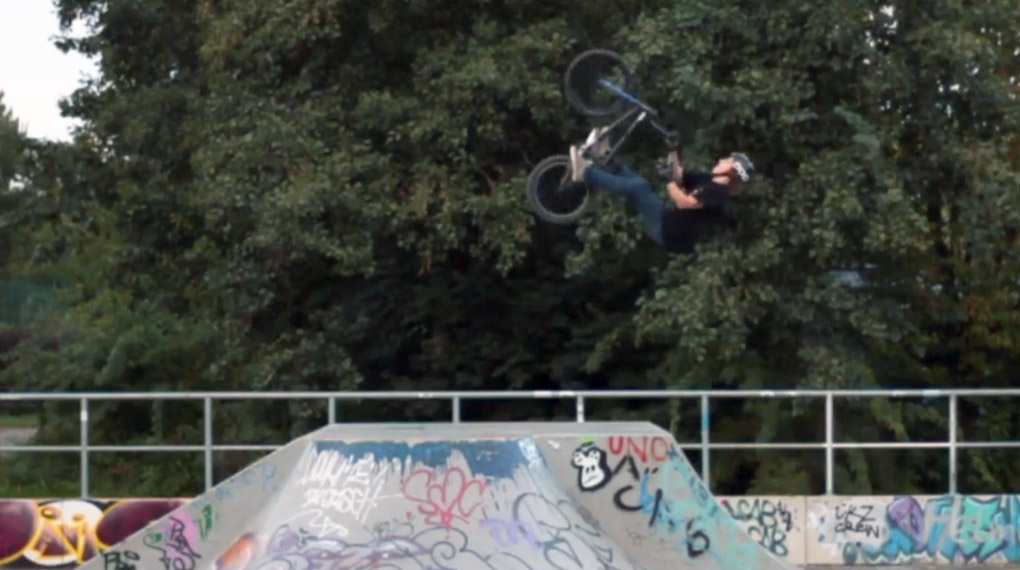 Wer so großes Talent besitzt wie der 16jährige Willy Herrmann aus Dresden, wird es in BMX bestimmt noch weit bringen. Hier ist eine Kostprobe seines Könnens.