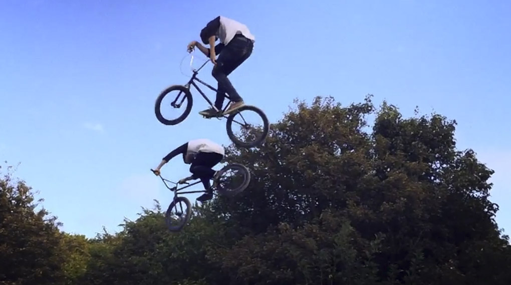 Um die Zeitlupenfunktion des neuen iPhones zu testen, hat sich der Johnny Elia mit Bob Manchester und Andrew Thompson an den Woodyard Trails getroffen.