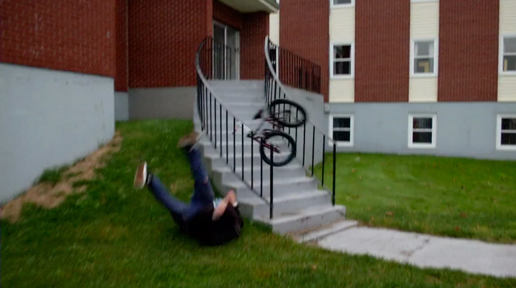 Die Antlife-Crew machte einen kurzen Ausflug nach Corner Brooks. Neben jeder Menge Grinds, gibt es auch fiese Stürze und Hinterhofspots zu sehen.