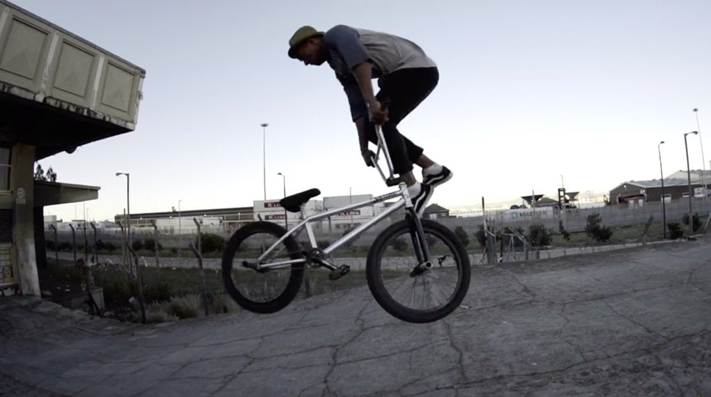 Brandon Blight und Jason Prins haben für Evals BMX einen Splitedit gefilmt. Freshe Tricks aus Südafrika – Daumen hoch!