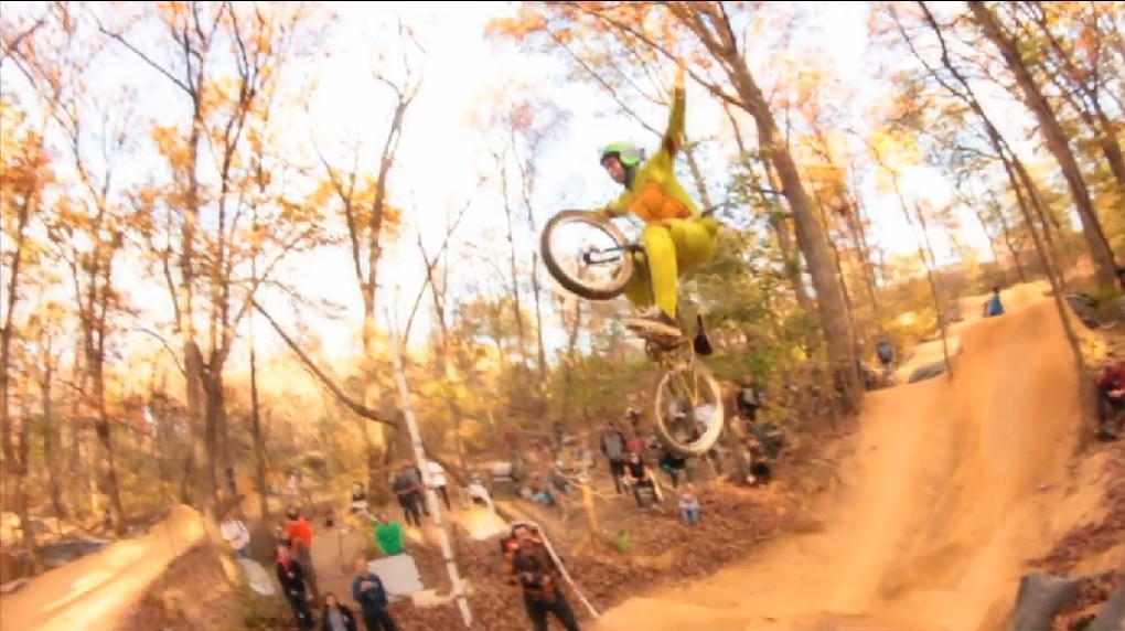 Von den Kostümen der Fahrer, bis hin zum Wetter stimmte einfach alles beim diesjährigen Catty Woods Holloween Jam. Vier Minuten Spaß auf Trails.