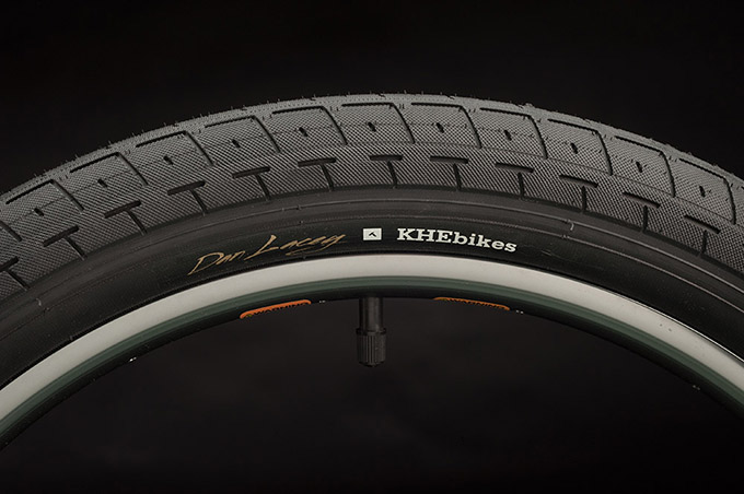 Das Ergebnis einer achtmonatigen Testphase: Dan Laceys Signaturereifen von KHEbikes. Die Faltversion hat eine spezielle Kevlar-Seitenwand, die es so bisher nur bei hochwertigem Downhillreifen gab.
