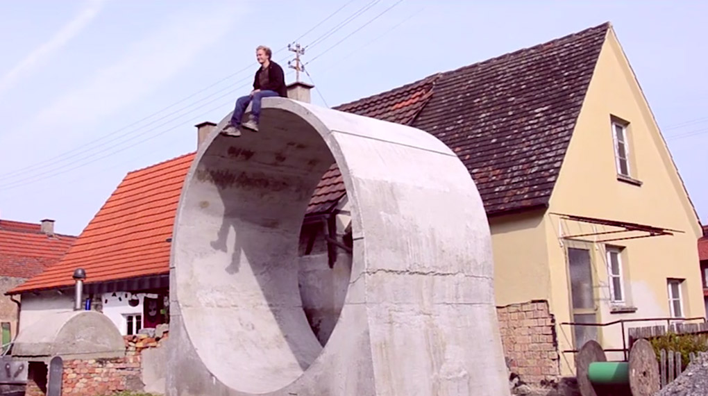 FineLine Constructions ist Kai Eplis neues Unternehmen. Dieses baut Skateparks und hat, um ihr Können zu beweisen, eine Fullpipe in einen Garten gebaut.